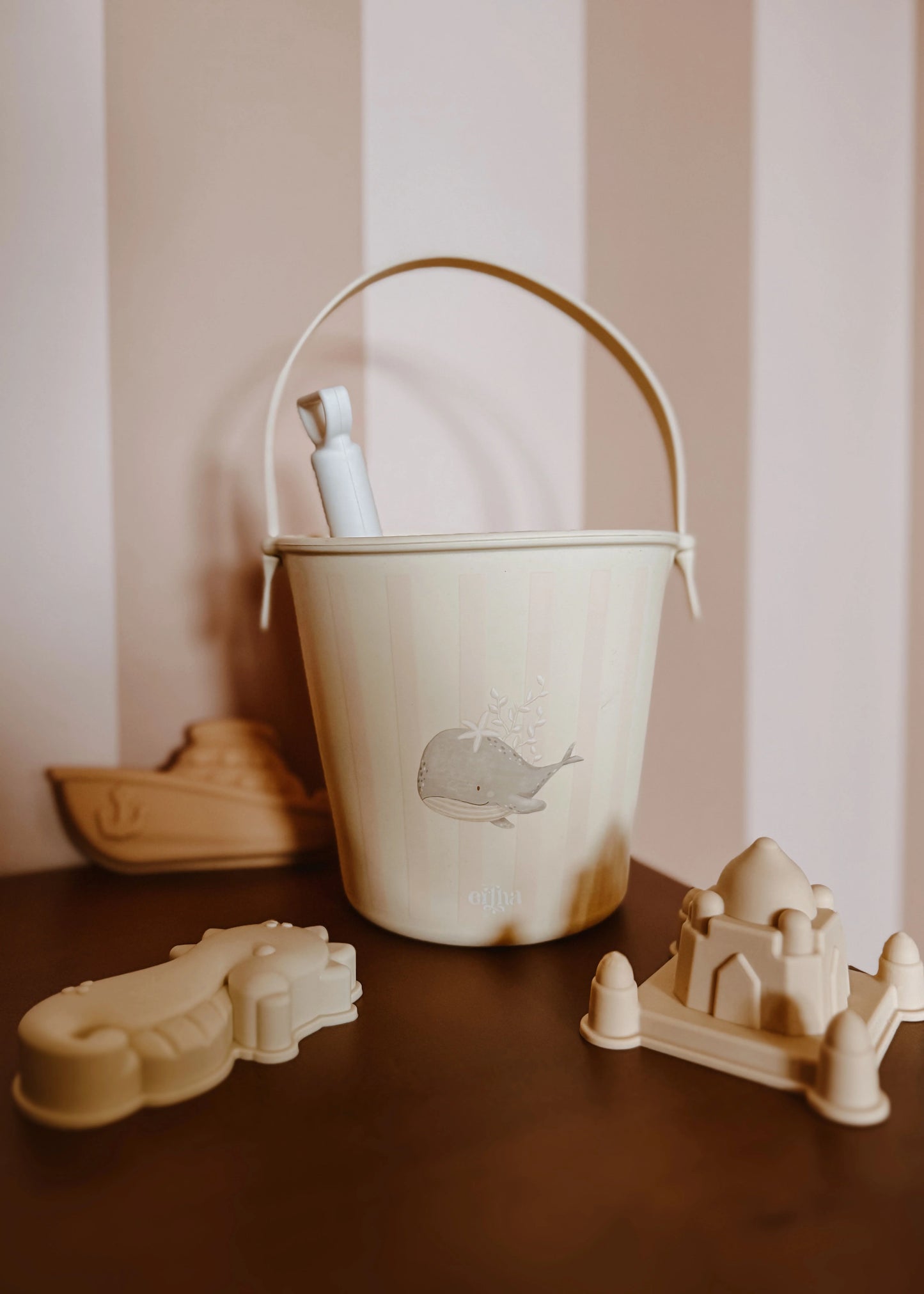Mrs Ertha Beach Bucket Set - Stripped Whale