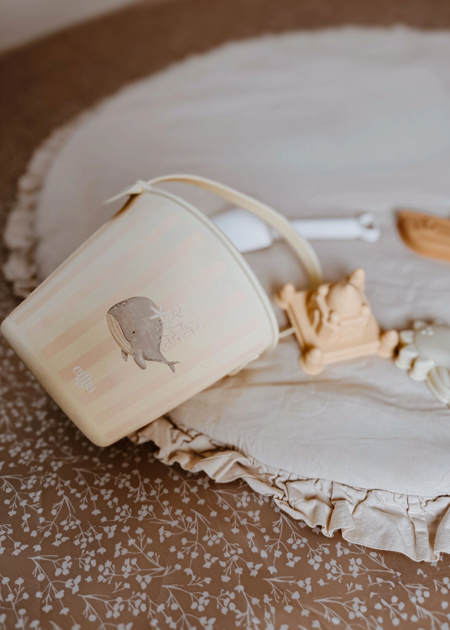Mrs Ertha Beach Bucket Set - Stripped Whale