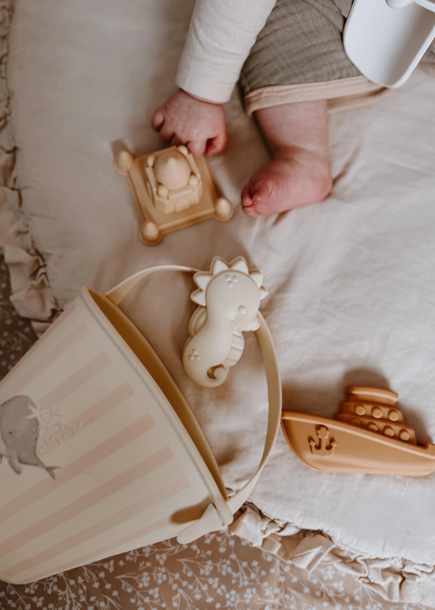 Mrs Ertha Beach Bucket Set - Stripped Whale