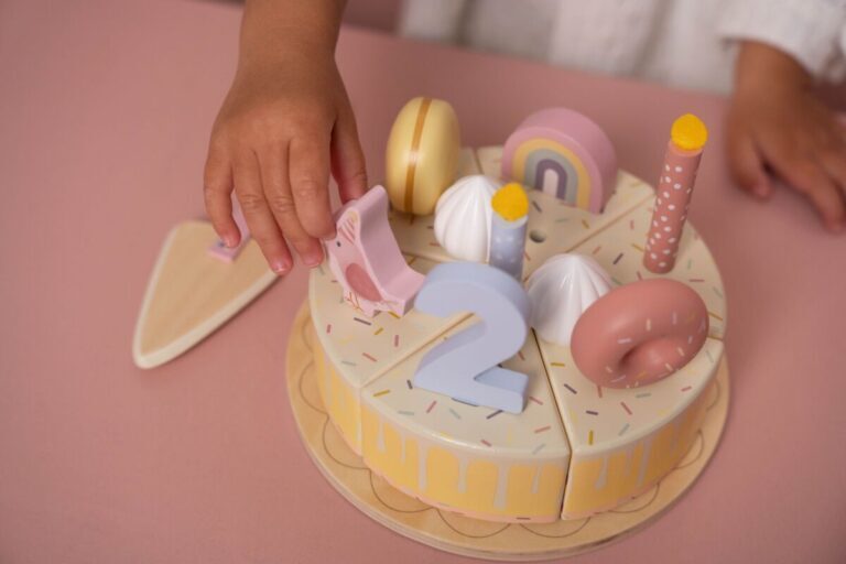 Little Dutch Birthday cake FSC