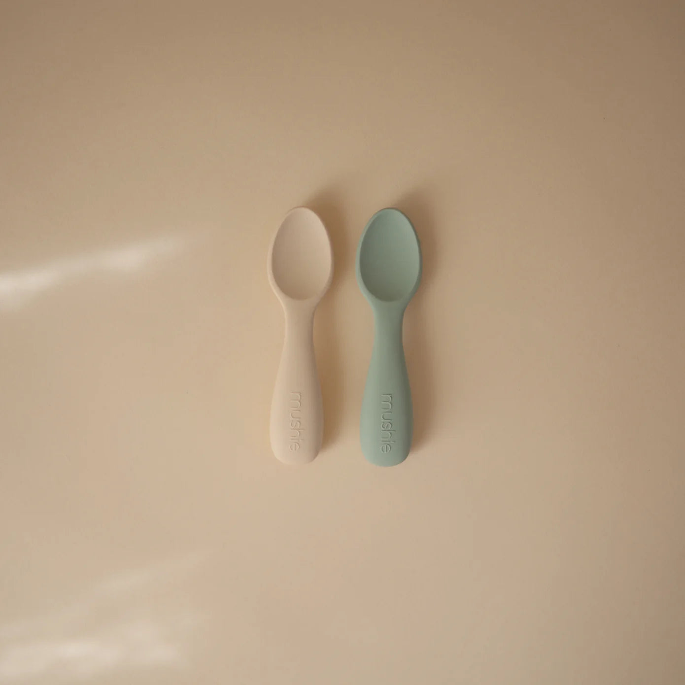 Mushie Mācību Karotīšu Komplekts - Cambridge Blue/Shifting Sand